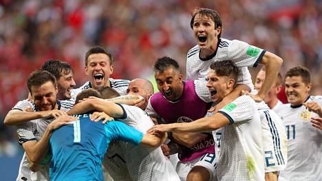 Venäjän pelaajat juhlivat neljännesvälierävoittoa Espanjasta jalkapallon MM-kotikisoissaan kesällä 2018. 
