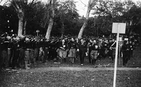 Benito Mussolinin johtamat mustapaidat marssivat Roomaan lokakuussa 1922.