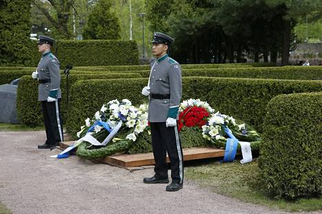 Presidentti Koiviston haudalla asetetaan kunniavartio kello 22 saakka.