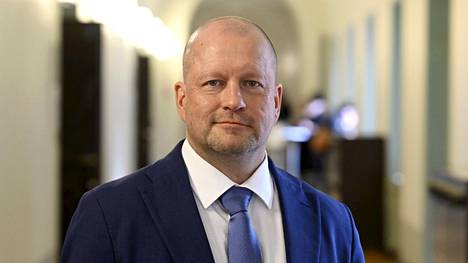 Poliisitaustaista kansanedustajaa Timo Vornasta, 54, epäillään tällä hetkellä vaaran aiheuttamisesta, laittomasta uhkauksesta ja ampuma-ase­rikkomuksesta.