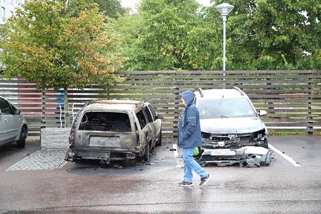 Tuhoutuneita autoja Frölundan torilla Göteborgissa 14. elokuuta 2018.