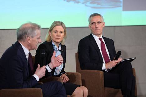 Ruotsin sosiaalidemokraattien puheenjohtaja Magdalena Andersson ja Naton pääsihteeri Jens Stoltenberg paneelikeskustelussa SAMAKin vuosikokouksessa.