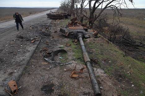 Tuhottu venäläinen taistelupanssarivaunu Davydiv Bridissä, Hersonin alueella 16. helmikuuta.