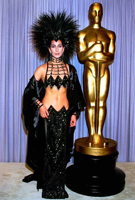 Cher on kohauttanut pukeutumisellaan useampanakin vuonna. Tämä huikea kokonaisuus nähtiin Oscar-gaalassa vuonna 1986.