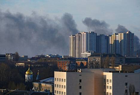 Sota on tullut pääkaupunkiin. Savu nousi Kiovassa lauantaiaamuna otetussa kuvassa.