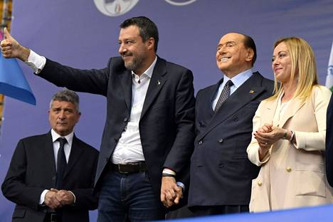 Matteo Salvini, Silvio Berlusconi ja Giorgia Meloni johtavat Italiassa valtaan pyrkivää oikeistolaista liittoumaa.