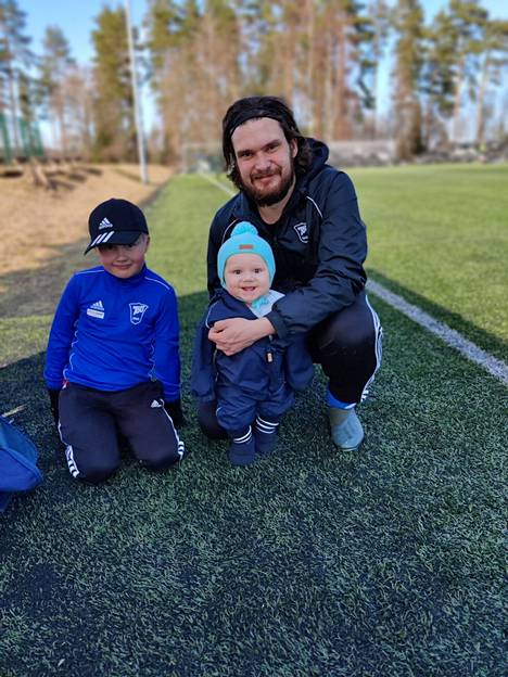 Jani Ranta viettää vapaa-aikansa jalkapallon parissa. Mukana lapset Christian ja Leo. 