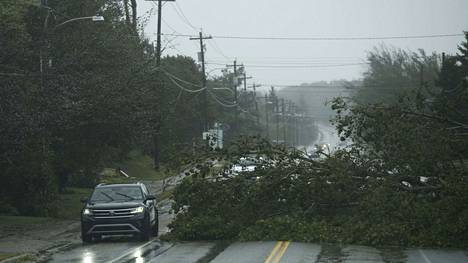 Auto kiertää tielle kaatuneen puun East Bayssa Nova Scotiassa.
