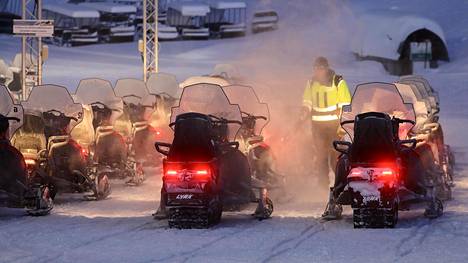 Lapland Safariksen liiketoiminta on lähes täysin ulkomaisen matkailun varassa. Yhtiön työntekijä putsasi moottorikelkkoja Saariselällä viime talvena.