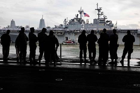 USS Waspin merisotilaat seurasivat Norfolkissa lokakuussa, kun Euroopassa harjoituksissa ollut USS Kearsarge palasi kotisatamaan.