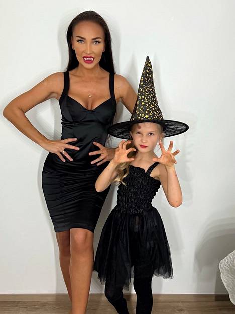 Kuvassa vampyyriksi pukeutunut Katrie Daler on valmis juhlimaan noidaksi pukeutuneen 7-vuotiaan Adessa-tyttärensä kanssa.