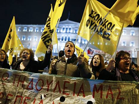 
Mielenosoittajia Kreikan parlamentin edessä eilen illalla. 
