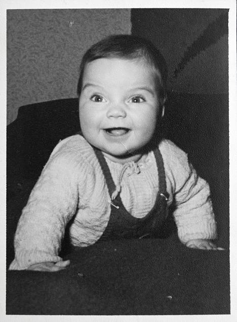 Vuosi 1955. ”Vauvakuvassani näkyy ilmekirjoni. Minusta sanottiin, että olin helppo ja nauravainen.”