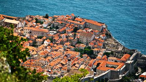 Dubrovnikin vanhakaupunki täyttyy turisteista. Kohteeseen asennetaan turvakamerat laskemaan ihmismäärää.