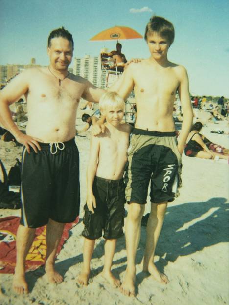 New York. ”Minä ja kaksi vanhinta poikaani, Roope ja Santtu, vuonna 2006 Coney Islandilla.”