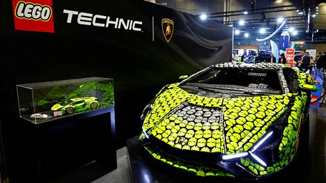 Legoista rakennettu Lamborghini Pariisin autonäyttelyssä lokakuussa.