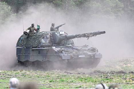 Ukraina on saanut käyttöönsä saksalaisia Panzerhaubitze 2000 -haupitseja. Kuva Saksassa toukokuussa järjestetystä sotaharjoituksesta.