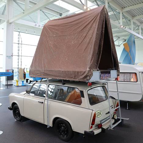 Myös Itä-Saksassa reissattiin. Gerhard Müller valmisti vuodesta 1978 alkaen Trabantiin sopivia kattotelttoja – kahden hengen telttaan noustiin vetokoukkuun kiinnitettyjen tikkaiden avulla.