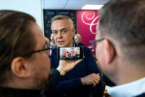 Kansanedustaja Timo Heinonen tuli itse kuvatuksi seurateesaan Orpon selfie-hetkeä.