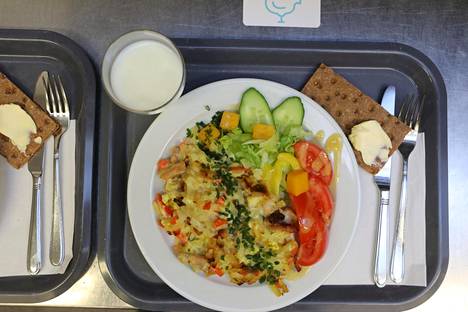Vantaalla oli testipäivänä tarjolla broileri- ja kasviskiusausta sekä itse koottavaa salaattia. Lisäkkeenä näkkileipää, levitettä ja maitoa. Vantaalla koululaisten ruokailut maksavat vähiten, eli 1,67 euroa oppilasta kohden päivässä.
