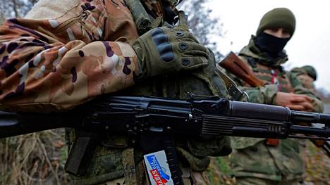 Venäläisiä sotilaita Zaporizzjan alueella marraskuussa. Aseen lippaaseen kiinnitetyssä tarrassa lukee ”Venäjä on tulevaisuus”.