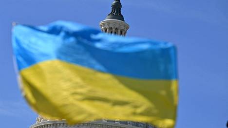 Aktivistit heiluttivat Ukrainan lippua Yhdysvaltain kongressitalon edessä tiistaina paikallista aikaa. 