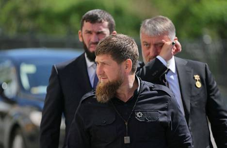 Tshetshenian johtaja Ramzan Kadyrov (edessä) sanoo, että Nato, Kiova ja länsi alkavat nyt tutista.