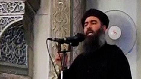 Abu Bakr Al-Baghdadiksi uskottu mies kuvattuna Mosulissa. Kuva videolta, joka julkaistiin kesällä 2014.