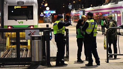 Poliisit kysyivät Lahteen suunnanneen Z-junan matkustajilta heidän määränpäätään.