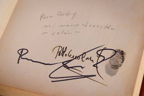 Karikatyyrikirjasta, jossa on Pablo Escobarin nimikirjoitus ja omistuskirjoitus.