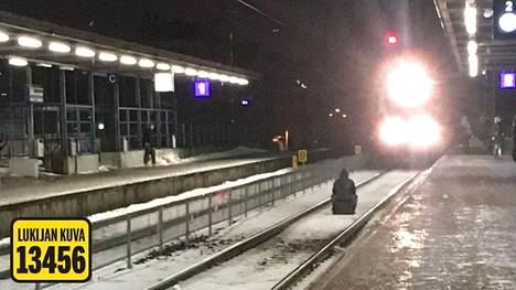 Raiteille hypännyt ja matkalaukun päälle istunut mies häiritsi junaliikennettä Kannelmäen asemalla Helsingissä keskiviikkoiltana.