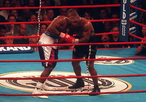 Tyson ja Holyfield kehässä 1997.