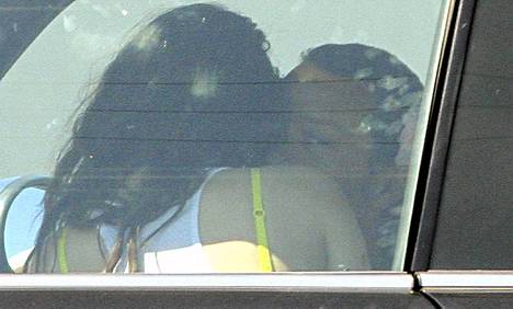 - Kristen istui selkä ikkunaan ja mies suuteli hänen koko kroppaansa, valokuvaaja kertoi.