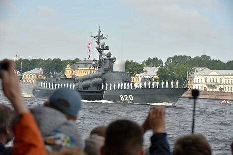 Venäläinen sotalaiva paraatissa Pietarissa 30. heinäkuuta.