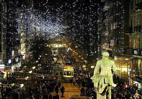 Zürichin rautatienkatu sai jouluvalaistuksen Lucy-nimisessä seremoniassa.