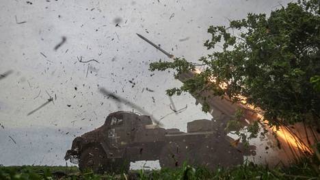 Ukrainalaiset laukaisivat BM-21 Grad-raketinheittimen tuli-iskun venäläisten asemiin Donetskin alueella viime viikolla.