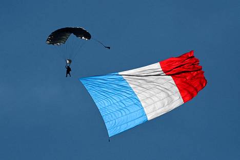 Ranskalainen laskuvarjohyppääjä maansa lipun kanssa syyskuussa 2021. LEHTIKUVA / AFP