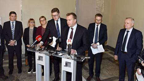 Eduskuntaryhmien puheenjohtajien tiedotustilaisuus järjestettiin tiistaina heti Oulun ja Helsingin seksuaalirikosepäilyjä käsittelevän kokouksen jälkeen.