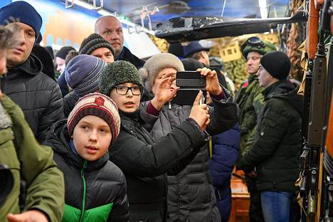 Moskovasta lähtenyt näyttelyjuna saapui tiistaina Kurskiin, jossa vanhemmat toivat myös pieniä lapsiaan ihmettelemään Syyrian sotasaaliita.