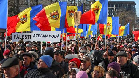 EU-myönteistä hallitusta protestoivia mielenosoittajia Moldovan pääkaupungissa Chisinaussa 12. maaliskuuta. 