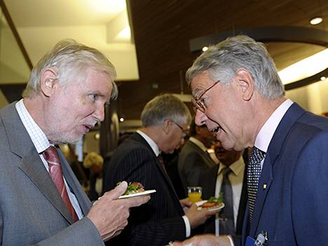 Rene Nyberg (oik) keskusteli ulkoministeri Erkki Tuomiojan kanssa suurlähettiläspäivillä kaksi vuotta sitten.