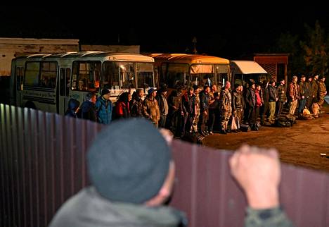 Joukko reserviläisiä seisomassa rivissä kutsuntatoimiston pihalla Omskin alueella sijaitsevassa Tarassa. 