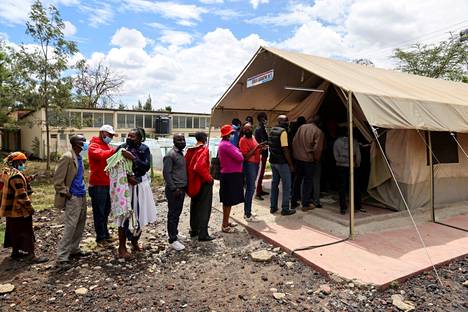 Ihmiset jonottavat koronarokotukseen Keniassa.