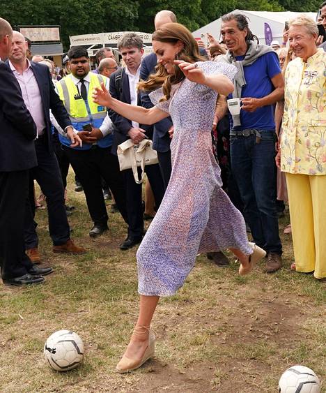 Herttuatar intoutui pelaamaan myös jalkapalloa.