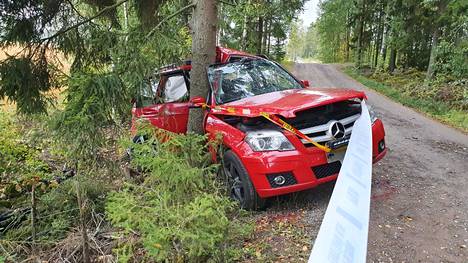 Porin Laviassa kaksi henkilöautoa joutui nokkakolariin soratiellä mäenharjanteen kohdalla.