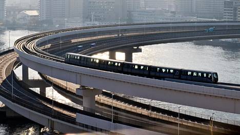 Japanin rautatieverkostoa pidetään yhtenä maailman luotettavimmista. Kuva Tokiossa sijaitsevasta Rainbow-rautatiesillasta viikon takaa.