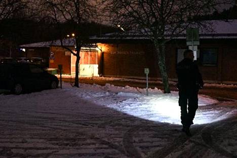 Poliisi tutki rikospaikan ympäristöä tapahtumapäivänä Tampereen Viialassa.
