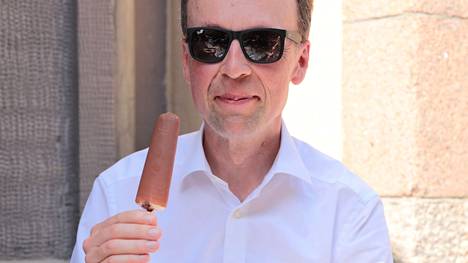 Jussi Halla-aho nautti jäätelön terassilla.