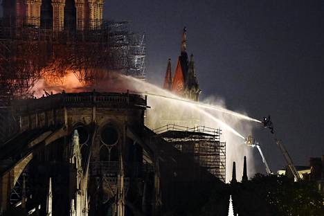 Suuren katedraalin katto oli täyden palamisen vaiheessa mahdoton sammuttaa.
