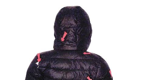 Uhrin takki selkäpuolelta kuvattuna. Todennäköisesti puukon iskuisa syntyneet reiät on merkitty punaisilla nuolilla.